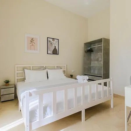 Roselyn 3-bdrm Central Suite, Vesta Philoxenia דירה
