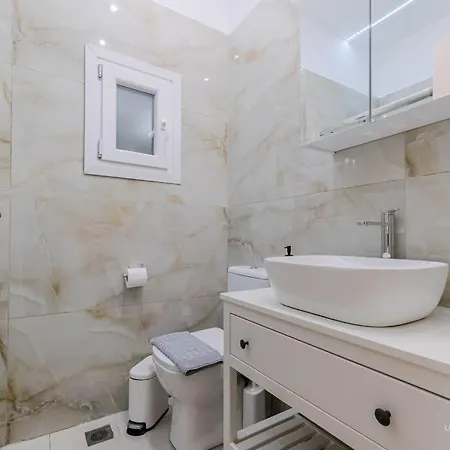 Roselyn 3-bdrm Central Suite, Vesta Philoxenia דירה